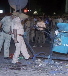 Al menos tres muertos y m&aacute;s de 30 heridos al explotar una bomba en un tren en India.